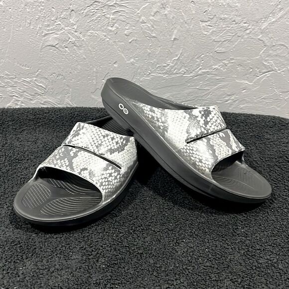 🔥 Oofos Reptile Limited Snake Print Ooaah Recovery Slide Sandals Wmn 10 / EU 41 - Picture 1 of 8
